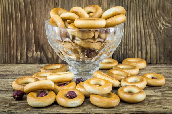 Closeup of a group of assorted bagels on a wood table top with b — Stock Photo, Image