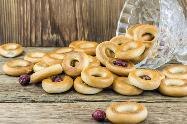 Gros plan d'un groupe de bagels assortis sur un plateau en bois avec b — Photo