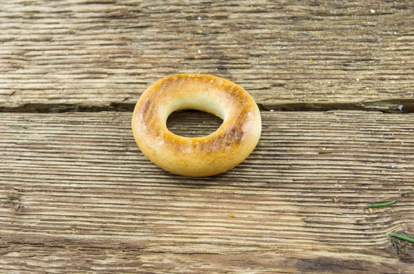 Primer plano de un grupo de rosquillas surtidos en una mesa de madera con b —  Fotos de Stock