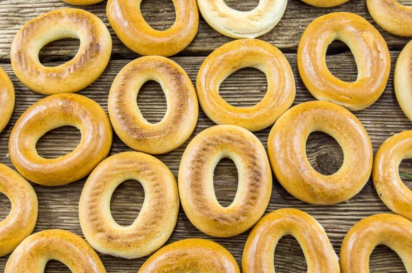 Closeup of a group of assorted bagels on a wood table top with b — Stock Photo, Image