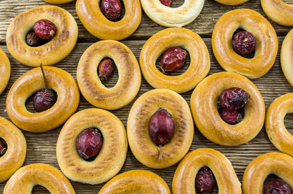 Closeup de um grupo de bagels sortidos em uma mesa de madeira com b — Fotografia de Stock