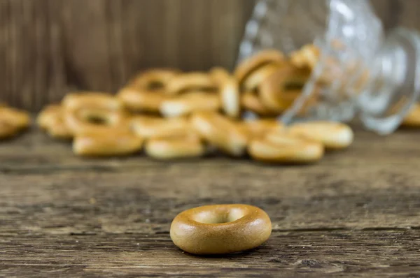 Closeup of a group of assorted bagels on a wood table top with b — Stock Photo, Image