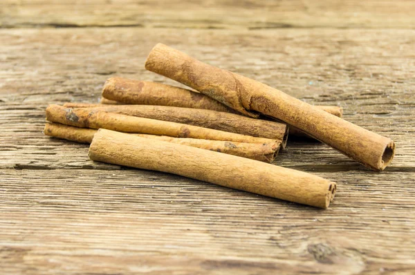 Close up van kaneelstokjes op rustieke hout — Stockfoto