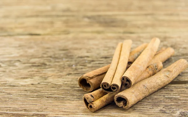 Primo piano di bastoncini di cannella su legno rustico — Foto Stock