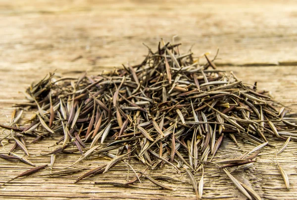 Uma pilha de sementes de calêndula está pronta para plantar em um jardim de primavera em — Fotografia de Stock