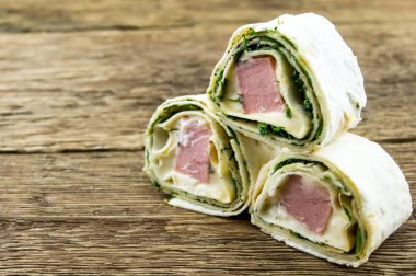 lavaş ahşap arka plan üzerinde rulo