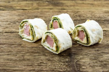 lavaş ahşap arka plan üzerinde rulo