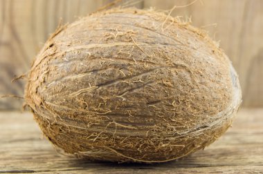 ahşap arka plan üzerinde bütün taze hindistan cevizi