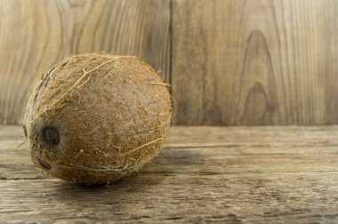 ahşap arka plan üzerinde bütün taze hindistan cevizi