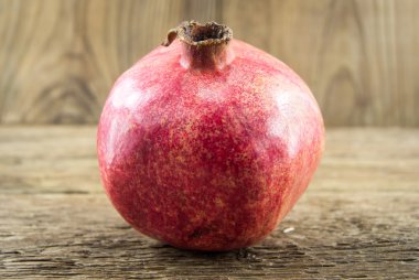 ahşap arka plan üzerinde izole nar