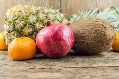 lezzetli ve düzenlenmiş tropik meyve ahşap arka plan