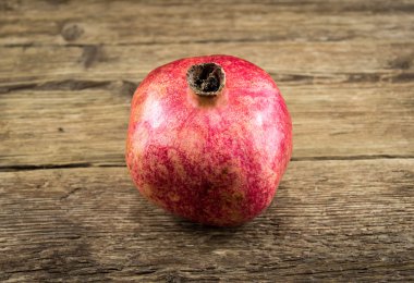 ahşap arka plan üzerinde izole nar