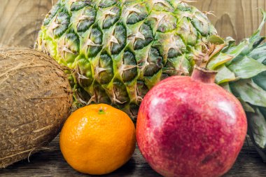 lezzetli ve düzenlenmiş tropik meyve ahşap arka plan