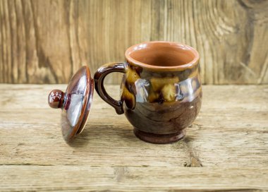 Asya tarzı ahşap masa ve ahşap çay bardağı closeup