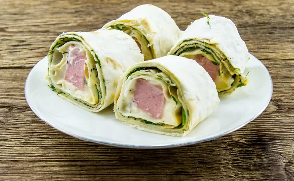 lavaş ahşap arka plan üzerinde rulo