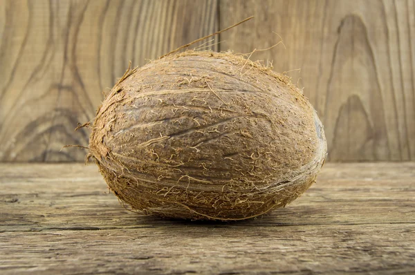 Ganz frische Kokosnuss auf Holzgrund — Stockfoto