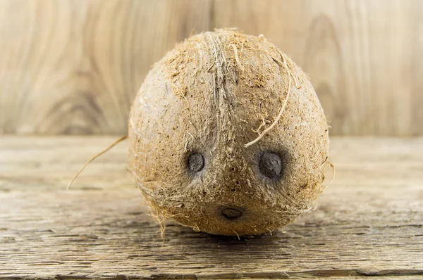 Целый свежий кокос на деревянном фоне — стоковое фото