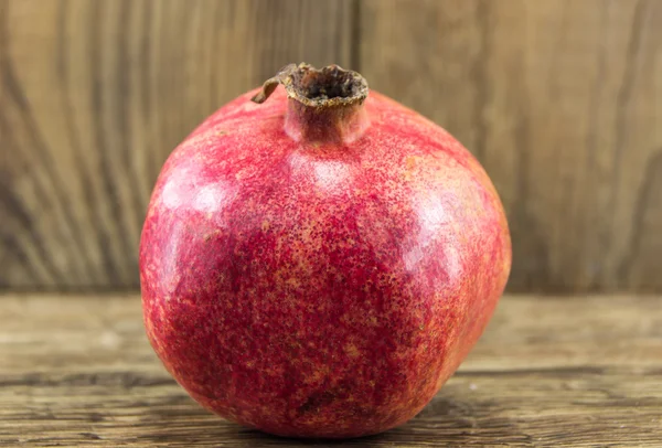 Granatäpple isolerad på trä bakgrund — Stockfoto