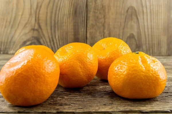 Rijpe mandarijnen op houten ondergrond — Stockfoto