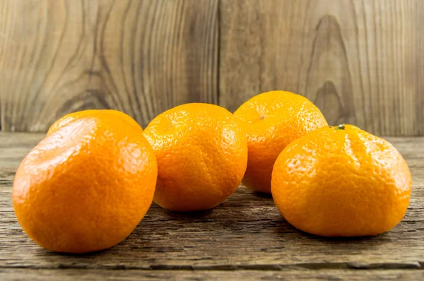 Tangerinas maduras sobre fundo de madeira — Fotografia de Stock