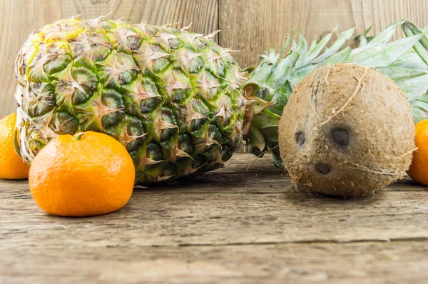 Delicioso e arranjado frutas tropicais no fundo de madeira — Fotografia de Stock