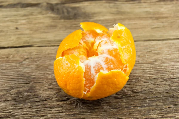 Ripe tangerines on wooden background — Stock Photo, Image