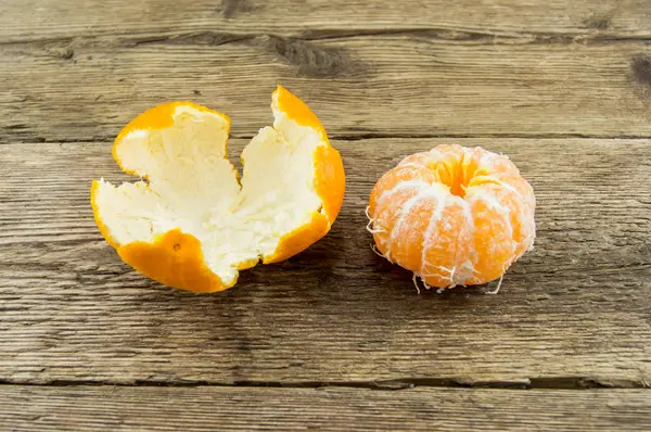 Mandarinas maduras sobre fondo de madera — Foto de Stock