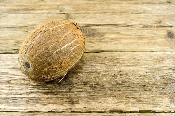 木製の背景を介して全体の新鮮なココナッツ — ストック写真