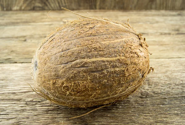 木製の背景を介して全体の新鮮なココナッツ — ストック写真