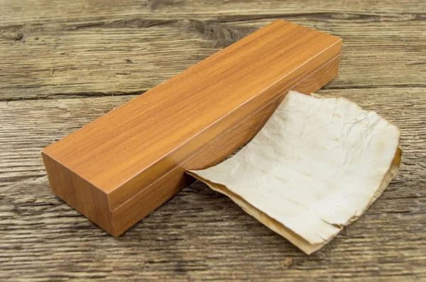 Primer plano de ataúd de madera vintage sobre fondo de madera —  Fotos de Stock