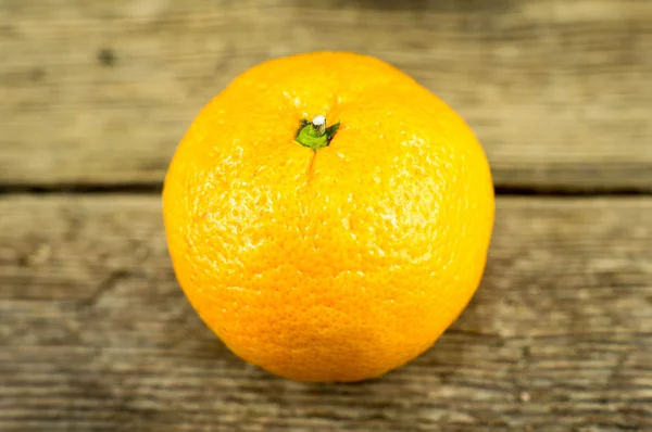 Ripe tangerines on wooden background — Stock Photo, Image