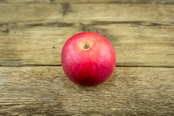 Apple på trä bakgrund — Stockfoto