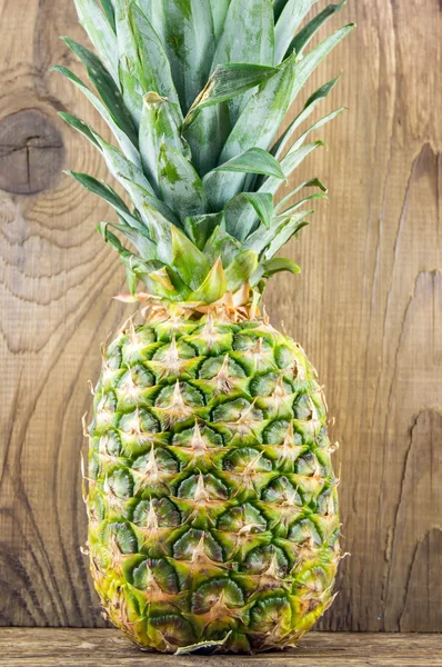 Ananas på grunge-bakgrunn av tre – stockfoto