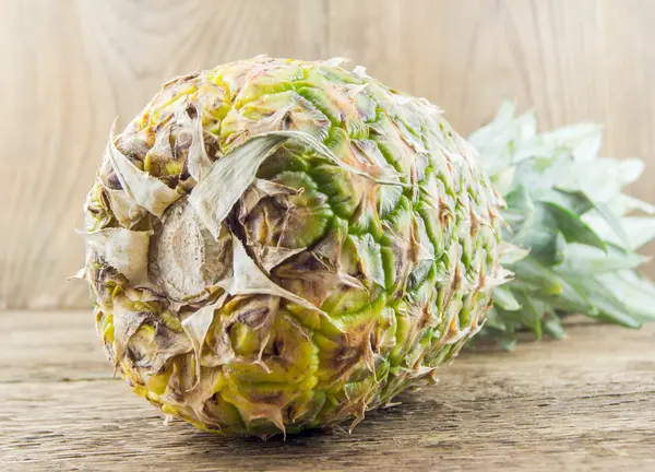 Ananas su fondo grunge in legno — Foto Stock