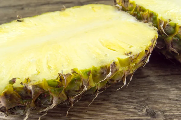 Ananas su fondo grunge in legno — Foto Stock