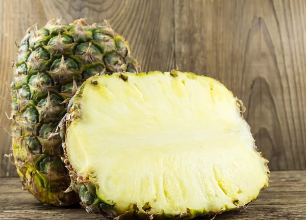 Ananas su fondo grunge in legno — Foto Stock