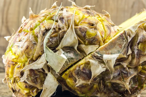 Ananas op houten grunge achtergrond — Stockfoto