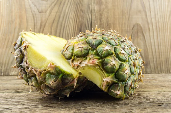 Ananas op houten grunge achtergrond — Stockfoto