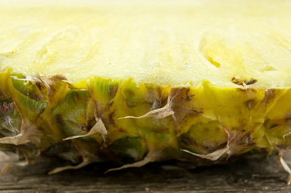 Ananasy na tle nieczysty drewniane — Zdjęcie stockowe
