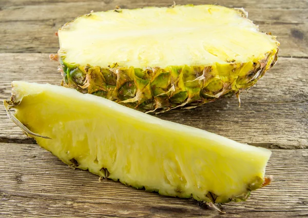 Ananas på grunge-bakgrunn av tre – stockfoto