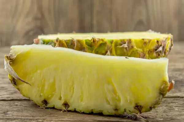 Ananas su fondo grunge in legno — Foto Stock