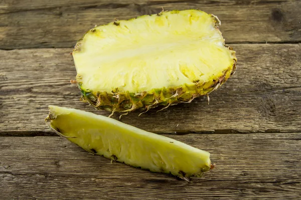 Ananas på trä grunge bakgrund — Stockfoto