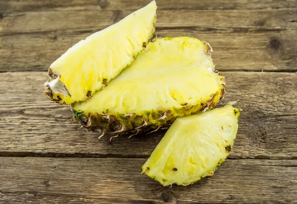Ananasy na tle nieczysty drewniane — Zdjęcie stockowe