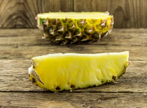 Ananas su fondo grunge in legno — Foto Stock