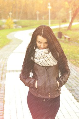 sokak üzerinde duran genç güzel kadın