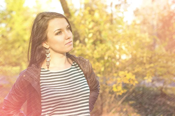 Young pretty woman in autumn park — Stock Photo, Image