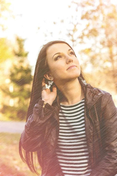 Young pretty woman in autumn park — Stock Photo, Image