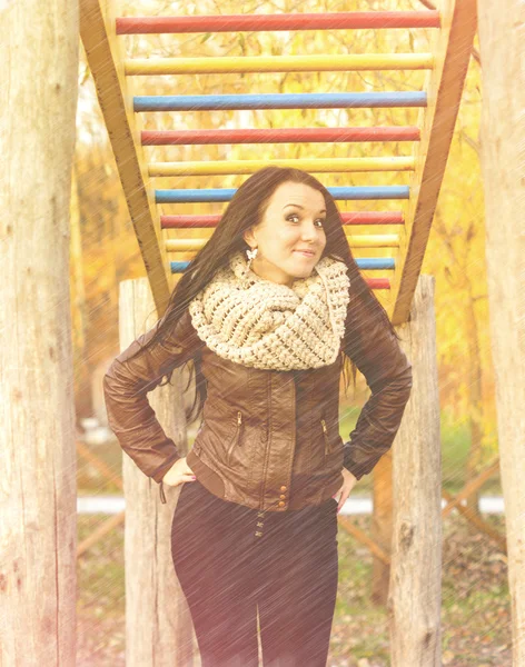 Jovem mulher bonita no parque de outono — Fotografia de Stock