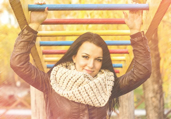 Young pretty woman in autumn park — Stock Photo, Image