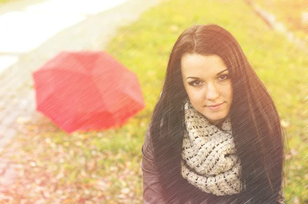 Jeune jolie femme dans le parc d'automne — Photo